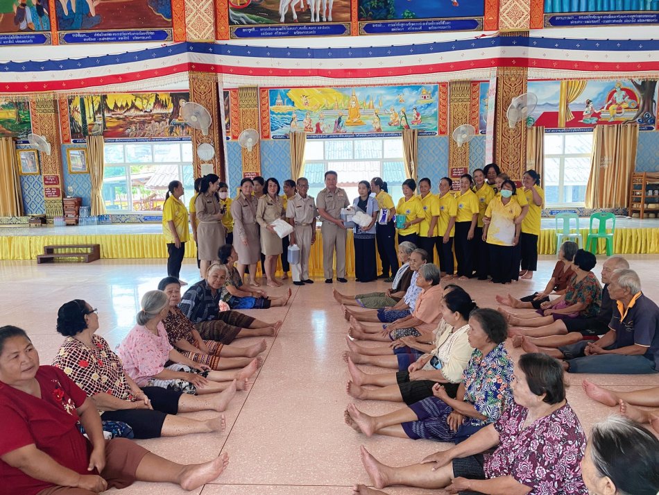 วันที่ 14 กันยายน 2569 นายสุมิตร มาบุญ รองนายกเทศมนตรีตำบลยางชุม เข้าร่วมพิธีเปิดแผนงานการบำบัดรักษาและฟื้นฟูผู้สูงอายุและประชาชนในเขตพื้นที่เทศบาลตำบลยางชุม ด้วยโรคลมจับโปงแห้งเข่า ปีงบประมาณ 2569 พร้อมด้วย นางสาวรัชนี บุบผาชื่น รองนายกเทศมนตรีตำบลยางชุม นางสุดาภรณ์ ศรีหิรัญ รองปลัดเทศบาล เจ้าหน้าที่ (รพ.สต.สร้าวแป้น) ผู้นำชุมชน (อสม) ประชาชน เข้าร่วม โดยมีวัตถุประสงค์เพื่อบำบัดรักษาผู้สูงอายุและประชาชนที่เป็นข้อเข่าเสื่อมและเพื่อให้ผู้สูงอายุและประชาชนที่เป็นข้อเข่าเสื่อมได้รับการแก้ไขปัญหาสุขภาพและการเข้าถึงการบริการแพทย์แผนไทยให้มากยิ่งขึ้น ซึ่งเน้นการให้บริการแพย์แผนไทยทั้งเชิงรับและเชิงรุกในพื้นที่บ้านเชียงเพ็ง บ้านโนนทอง บ้านยางชุม บ้านหนองเเปน บ้านดงหินโงม บ้านตาลโกน 