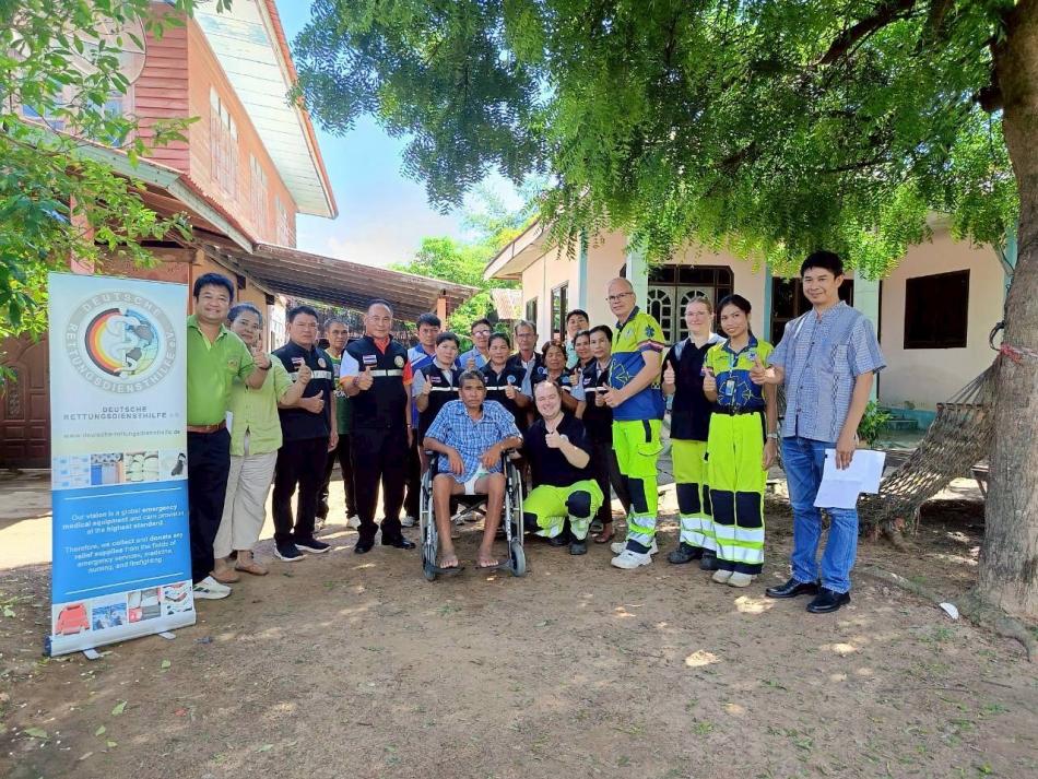 วันที่ 3 กันยายน 2568 ท่านสมควร  ระแพงศรี นายกเทศมนตรี  ท่านสุมิตร  มาบุญ รองนายกเทศมนตรี พร้อมนักพัฒนาชุมชน นักวิชาการสาธารณสุข เจ้าพนักงานป้องกัน เจ้าหน้าที่ของเทศบาล และกลุ่ม อสม. แต่ละหมู่บ้าน ร่วมมอบรถเข็นผู้พิการและวอร์คเกอร์ผู้พิการ ร่วมกับมูลนิธิสมาคมผู้พิการจังหวัดอุดรธานีและสมาคมฯ จากประเทศเยอรมัน 