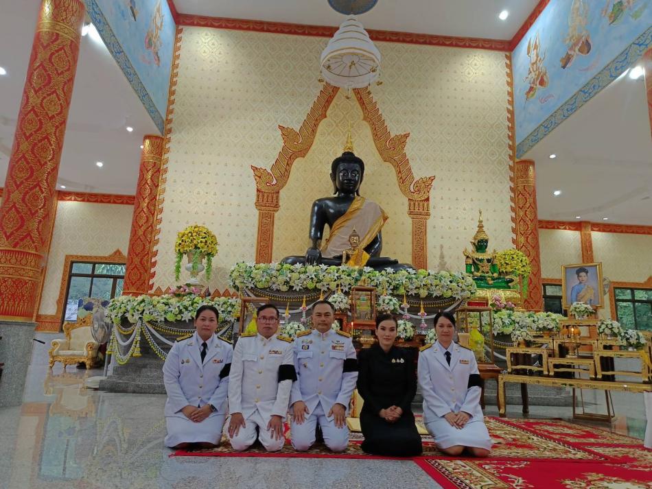 วันที่ 12 ธันวาคม 2568 เวลา 14:00 น นายสมควร ระเเพงศรี นายกเทศมนตรีตำบลยางชุม มอบหมายให้ นางสาวรัชนี บุบผาชื่น รองนายกเทศมนตรีตำบลยางชุม นางสุดาภรณ์ ศรีหิรัญ รองปลัดเทศบาลตำบลยางชุม เเละนายคมสัน เสนสอน หัวหน้าฝ่ายอำนวยการเเละ  พนักงานเทศบาล เข้าร่วมพิธีบำเพ็ญกุศล เพื่ออุทิศถวายพระราชกุศลแด่สมเด็จพระนางเจ้าสิริกิติ์ พระบรมราชินีนาถ พระบรมราชชนนีพันปีหลวง ณ วัดพุทธนิมิต บ้านโนนสำราญ อำเภอกุดจับ จังหวัดอุดรธานี